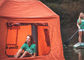 テントがオレンジ/青の膨脹可能な群れの浮遊テントによって/携帯用浜は現れます