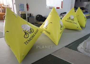 1.2mの黄色い防水シートの注文のロゴの膨脹可能な三角形のブイ